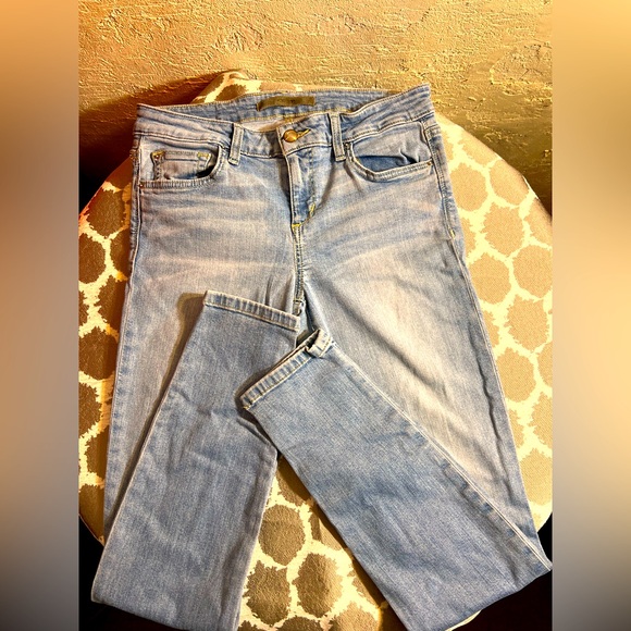 Joe’s Light Wash eco friendly denim, Vixen Ankle, sassy skinny ankle. Light wash - Picture 1 of 9